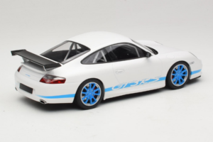 Porsche 911 996 GT3 RS Bela Modre Črte Minichamps 1:18 155062021 Kovina – slika 2 od 6