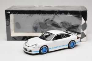 Porsche 911 996 GT3 RS Bela Modre Črte Minichamps 1:18 155062021 Kovina – slika 6 od 6