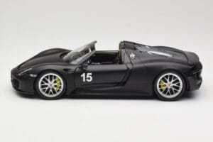Porsche 918 Spyder Weissach Package Matt Black Minichamps 1:18 110062444 Kovina – slika 4 od 8