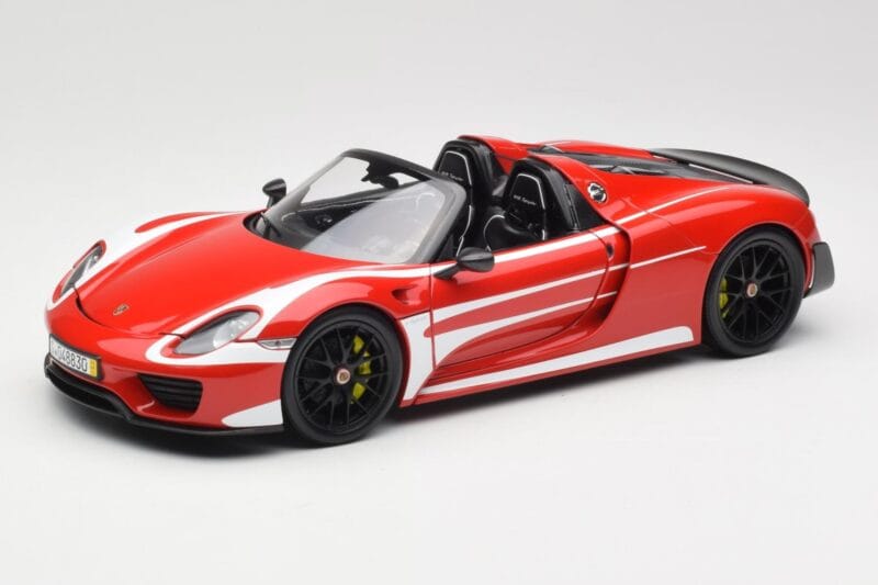 Porsche 918 Spyder Weissach Package Rdeč & Bele Črte Minichamps 1:18 110062442 Kovina