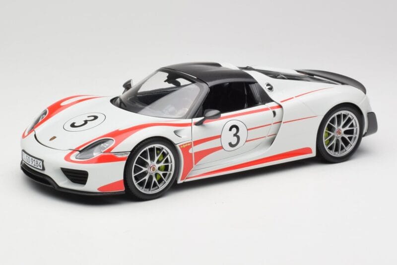 Porsche 918 Spyder Weissach Package Salzburg Minichamps 1:18 110062441 Kovina