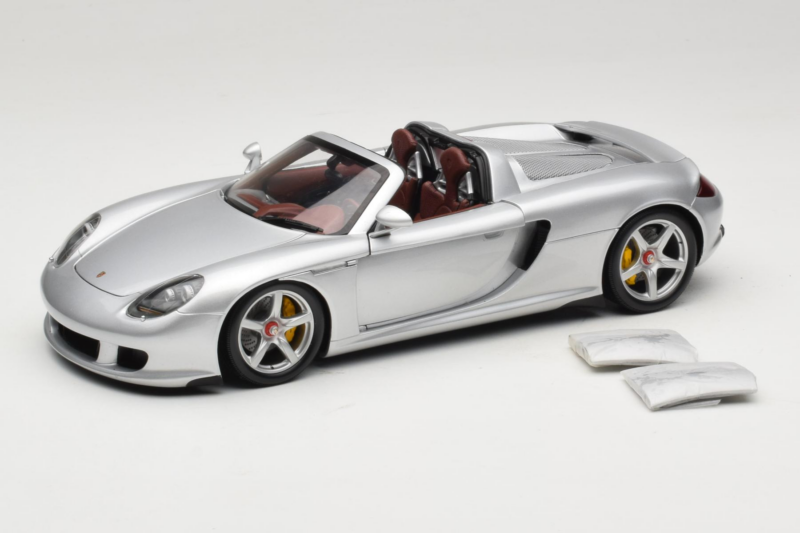 Porsche Carrera GT Silver Metallic Minichamps 1:18 WAP02103014 Kovina
