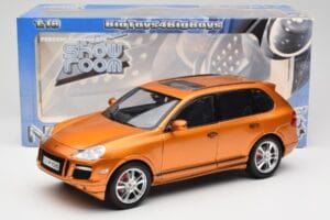 Porsche Cayenne GTS Lava Orange Norev 1:18 187535 Kovina – slika 8 od 8