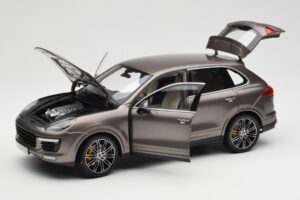 Porsche Cayenne E2 Turbo S Umbra Metalik Minichamps 1:18 WAP0213020F Kovina – slika 2 od 8