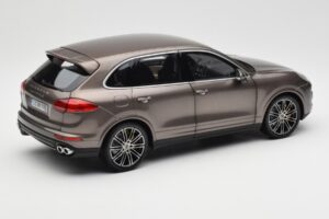 Porsche Cayenne E2 Turbo S Umbra Metalik Minichamps 1:18 WAP0213020F Kovina – slika 3 od 8