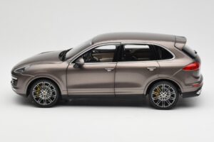 Porsche Cayenne E2 Turbo S Umbra Metalik Minichamps 1:18 WAP0213020F Kovina – slika 4 od 8