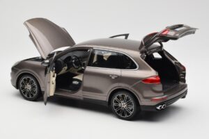 Porsche Cayenne E2 Turbo S Umbra Metalik Minichamps 1:18 WAP0213020F Kovina – slika 5 od 8