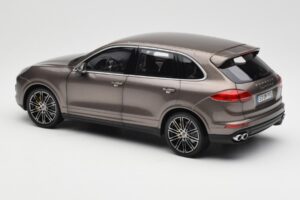 Porsche Cayenne E2 Turbo S Umbra Metalik Minichamps 1:18 WAP0213020F Kovina – slika 7 od 8