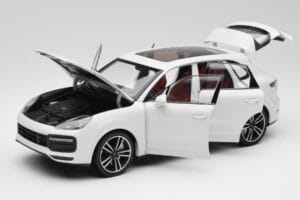 Porsche Cayenne 9YA Turbo Bela Metallic Minichamps 1:18 155042560 Kovina – slika 2 od 8