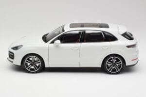 Porsche Cayenne 9YA Turbo Bela Metallic Minichamps 1:18 155042560 Kovina – slika 4 od 8