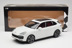 Porsche Cayenne 9YA Turbo Bela Metallic Minichamps 1:18 155042560 Kovina – slika 8 od 8