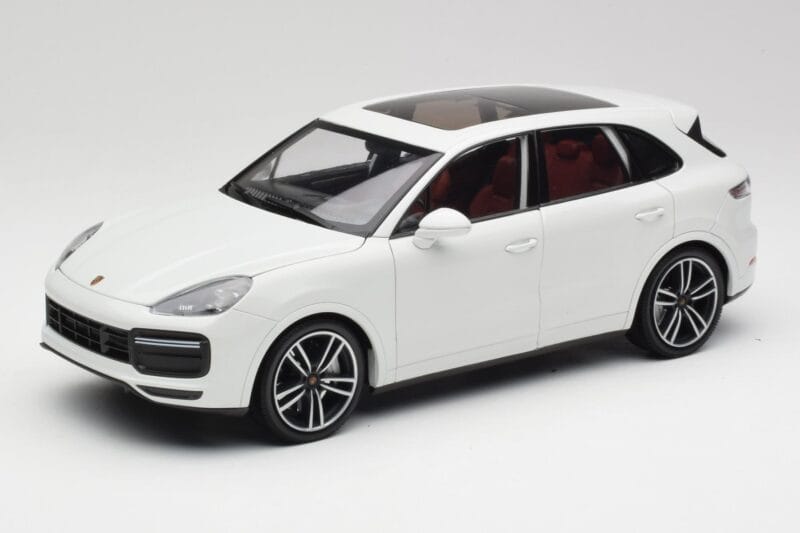 Porsche Cayenne 9YA Turbo Bela Metallic Minichamps 1:18 155042560 Kovina