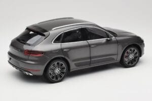 Porsche Macan Turbo 95B Grey Metallic Minichamps 1:18 110062501 Kovina – slika 3 od 8