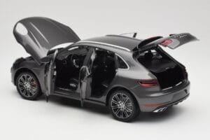 Porsche Macan Turbo 95B Grey Metallic Minichamps 1:18 110062501 Kovina – slika 5 od 8