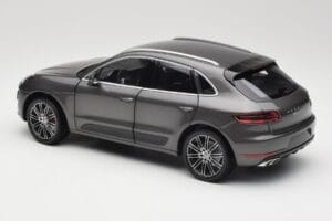 Porsche Macan Turbo 95B Grey Metallic Minichamps 1:18 110062501 Kovina – slika 7 od 8