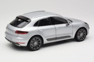 Porsche Macan Turbo 95B Srebrna Minichamps 1:18 110062504 Kovina – slika 3 od 8