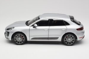 Porsche Macan Turbo 95B Srebrna Minichamps 1:18 110062504 Kovina – slika 4 od 8