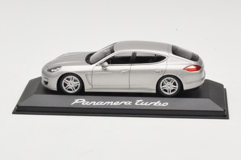 Porsche Panamera 970 Turbo Bež Minichamps 1:43 Porsche Panamera 970 Turbo Bež Minichamps 1:43 WAP0200519 Kovina