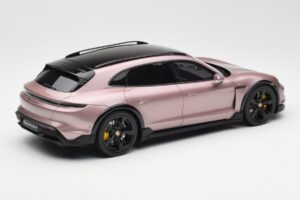 Porsche Taycan Turbo S Cross Turismo Metalik Roza GT Spirit 1:18 GT440 Smola – slika 2 od 6