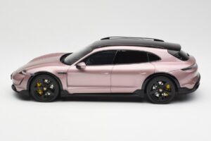 Porsche Taycan Turbo S Cross Turismo Metalik Roza GT Spirit 1:18 GT440 Smola – slika 3 od 6