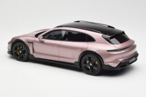 Porsche Taycan Turbo S Cross Turismo Metalik Roza GT Spirit 1:18 GT440 Smola – slika 5 od 6