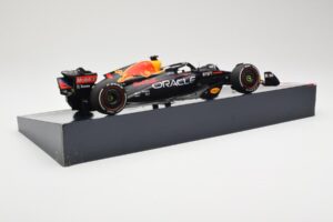 Red Bull Racing RB18 #1 M. Verstappen Winner Austin GP 2022 Minichamps 1:18 113222901 Kovina – slika 3 od 6