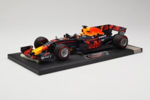 Red Bull Racing Tag Heuer RB13 #3 D. Ricciardo 3rd Place Malaysian GP 2017 Minichamps 1:18 117171503 Kovina – slika 2 od 6