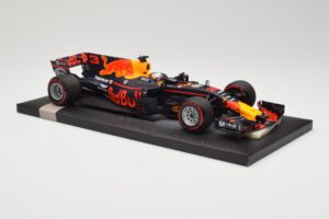 Red Bull Racing Tag Heuer RB13 #3 D. Ricciardo 3rd Place Malaysian GP 2017 Minichamps 1:18 117171503 Kovina – slika 4 od 6