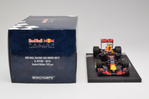 Red Bull RB12 Tag Heuer #26 D. Kvyat Red Bull Racing Showcar 2016 Minichamps 1:18 117160026 Smola – slika 6 od 7