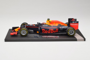 Red Bull RB12 Tag Heuer #26 D. Kvyat Red Bull Racing Showcar 2016 Minichamps 1:18 117160026 Smola