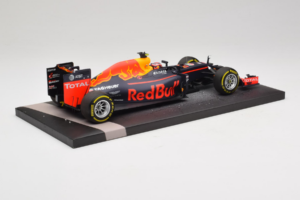 Red Bull RB12 Tag Heuer #26 D. Kvyat Red Bull Racing Showcar 2016 Minichamps 1:18 117160026 Smola – slika 3 od 7