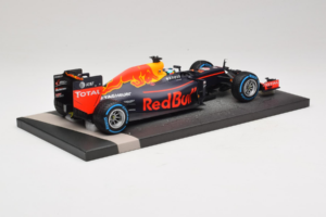 Red Bull RB12 Tag Heuer #3 D. Ricciardo Red Bull Racing Brazilian Grand Prix 2016 Minichamps 1:18 117161203 Smola – slika 3 od 6