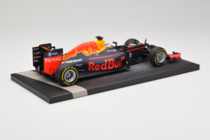 Red Bull RB12 Tag Heuer #3 D. Ricciardo Red Bull Racing Showcar 2016 Minichamps 1:18 117160003 Smola – slika 3 od 7