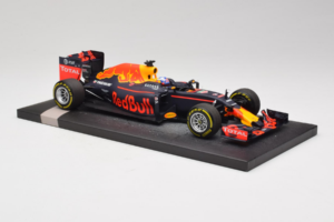 Red Bull RB12 Tag Heuer #3 D. Ricciardo Red Bull Racing Showcar 2016 Minichamps 1:18 117160003 Smola – slika 4 od 7