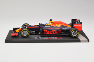Red Bull RB12 Tag Heuer #3 D. Ricciardo Red Bull Racing Showcar 2016 Minichamps 1:18 117160003 Smola
