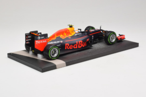 Red Bull RB12 Tag Heuer #33 M. Verstappen Red Bull Racing Showcar 2016 Minichamps 1:18 117161233 Smola – slika 3 od 7
