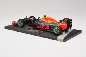 Red Bull RB12 Tag Heuer #33 M. Verstappen Red Bull Racing Showcar 2016 Minichamps 1:18 117161233 Smola – slika 5 od 7