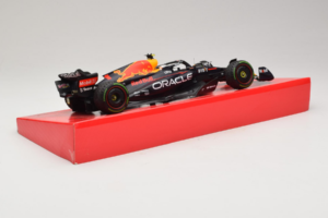Red Bull RB18 #1 M. Verstappen Oracle Red Bull Racing Japanese Grand Prix Winner World Champion 2022 Minichamps 1:18 11322280 – slika 3 od 7