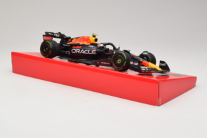 Red Bull RB18 #1 M. Verstappen Oracle Red Bull Racing Japanese Grand Prix Winner World Champion 2022 Minichamps 1:18 11322280 – slika 4 od 7