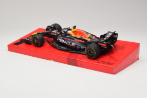 Red Bull RB18 #1 M. Verstappen Oracle Red Bull Racing Japanese Grand Prix Winner World Champion 2022 Minichamps 1:18 11322280 – slika 5 od 7