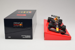 Red Bull RB18 #1 M. Verstappen Oracle Red Bull Racing Japanese Grand Prix Winner World Champion 2022 Minichamps 1:18 11322280 – slika 6 od 7