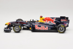 Red Bull RB7 Renault #1 S. Vettel Red Bull Racing Showcar 2011 Minichamps 1:18 110110071-1 Kovina – slika 3 od 7