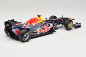 Red Bull RB7 Renault #1 S. Vettel Red Bull Racing World Champion 2011 Minichamps 1:18 110110001 Kovina – slika 2 od 6