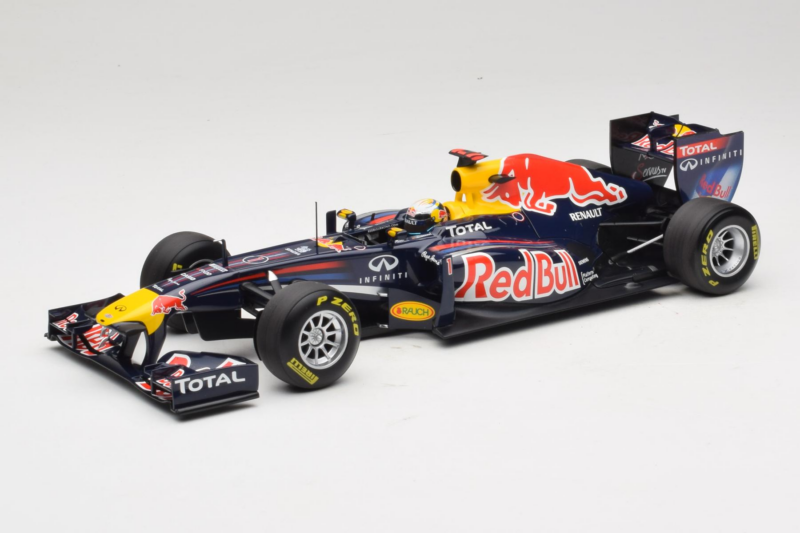 Red Bull RB7 Renault #1 S. Vettel Red Bull Racing World Champion 2011 Minichamps 1:18 110110001 Kovina