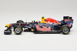 Red Bull RB7 Renault #2 M. Webber Red Bull Racing Showcar 2011 Minichamps 1:18 110110002 Kovina – slika 3 od 7