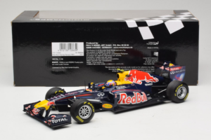 Red Bull RB7 Renault #2 M. Webber Red Bull Racing Showcar 2011 Minichamps 1:18 110110002 Kovina – slika 6 od 7