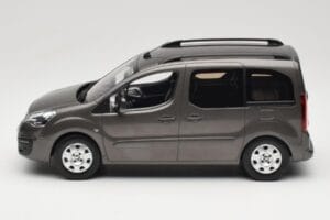 Renault Juvaquatre Break 300 kg Slonokoščena Norev 1:18 185260 Kovina – slika 3 od 6
