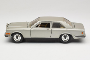 Rolls-Royce Camargue Srebrna Diamond Edition Bburago 1:18 3001-M3 Kovina – slika 4 od 8