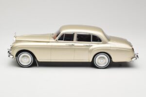 Rolls-Royce Silver Cloud III Flying Spur H.J. Mulliner Zlata MCG 1:18 MCG18058 Kovina – slika 3 od 6
