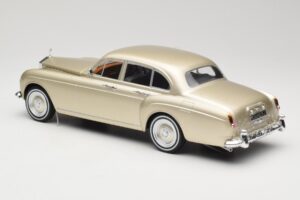 Rolls-Royce Silver Cloud III Flying Spur H.J. Mulliner Zlata MCG 1:18 MCG18058 Kovina – slika 5 od 6